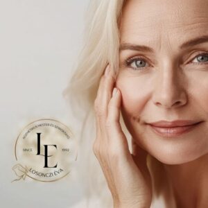 Érett bőrű nő finoman az arcához ér, ránctalan és feszes bőrt bemutató fotó a Comfort Dual bőrfiatalító kezeléshez.